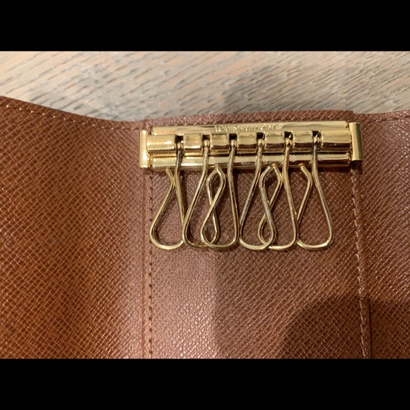 Louis Vuitton 6 key holders - Picture 2 of 5